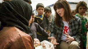 Samantha Cameron meets a Syrian mother whose baby is suffering from a broken leg