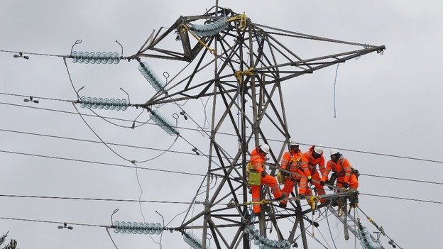 Engineers try to fix a damaged pylon in Kintyre, Scotland