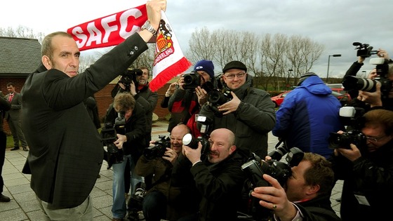 Di Canio holds a Sunderland scarf for the cameras