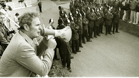 Jack Collins, Secretary of the Kent NUM, addresses a miners picket near Dover