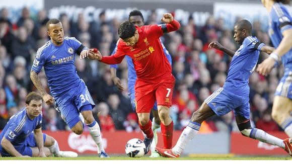 Luis Suarez running at the Chelsea defence