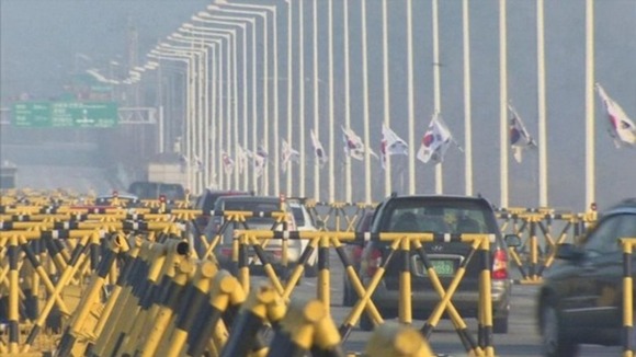 Cars returning from the Kaesong industrial complex.