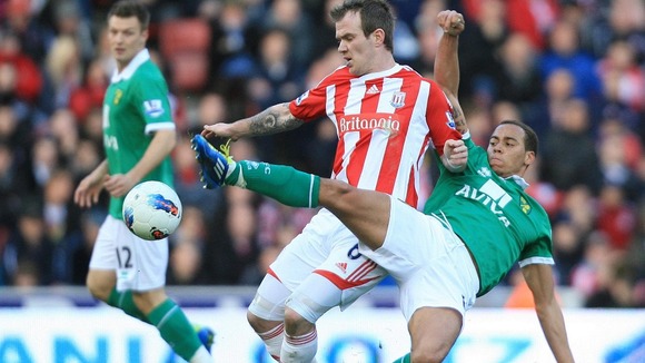 Stoke City's Glen Whelan and Norwich City's Elliott Bennett (right) battle for the ball