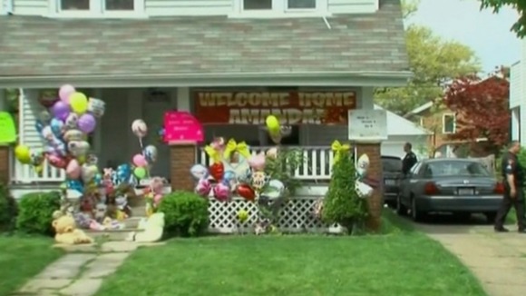 Amanda Berry and her daughter return to her sister's home for the first time since she was kidnapped.
