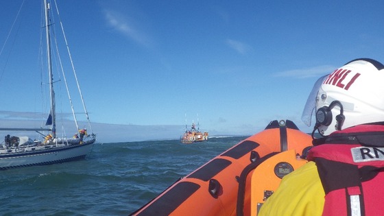 Stranded yacht and RNLI crews