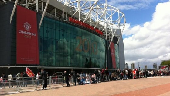 Fans arrive at Old Trafford