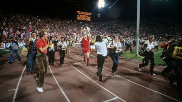 Nottingham Forest's Kenny Burns celebrates with the European Cup whilst surrounded by photographers