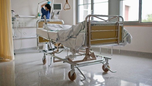 Researchers believe flax bed sheets under an ambient red light could combat bacteria in hospitals