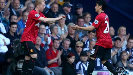 Manchester United's Paul Scholes makes his final appearance for the club, replacing teammate Shinji Kagawa.