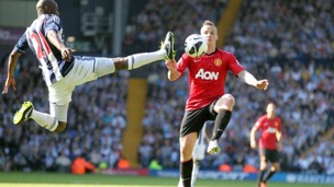 West Bromwich Albion's Youssouf Mulumbu and Manchester United's Alexander Buttner (right) battle for the ball