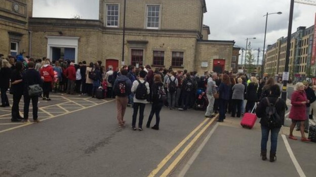 Crowds await Queen