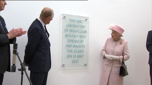 The Queen opens new buidling