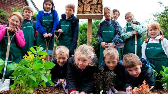 Southern electric volunteers at primary school