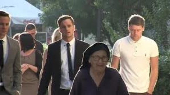 Luke Walker ( centre )