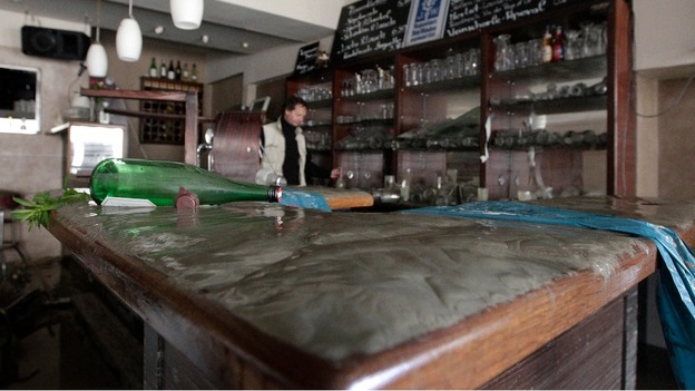 Mud covers the bar of the 'Theatercafe - Aquarium'
