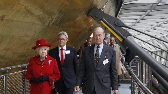 Queen tours Cutty Sark