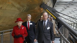 Queen tours Cutty Sark