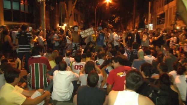Hundreds blocked roads as demonstrations against the high cost of public transport continue