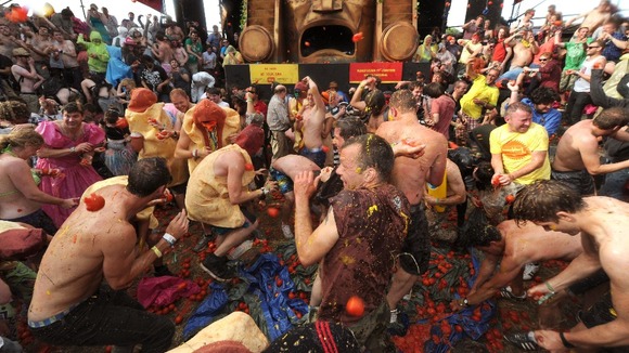 Revellers throw tomatoes at Glastonbury
