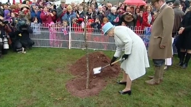 The Queen helps plant a tree at Glanusk Park