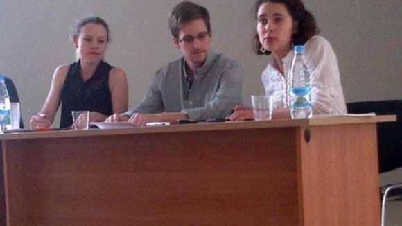 Edward Snowden met with activists from Wikileaks and Human Rights Watch