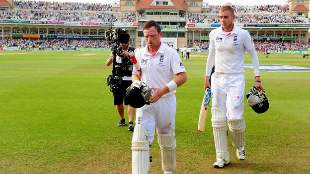 Ian Bell and Stuart Broad will resume their respective innings today.