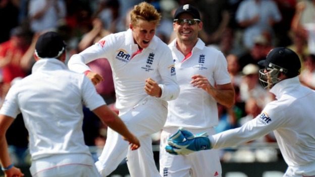 Joe Root celebrates the wicket of Ed Cowan
