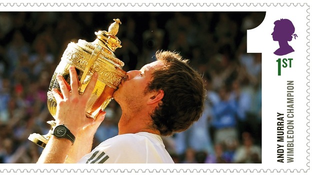 Murray kisses trophy