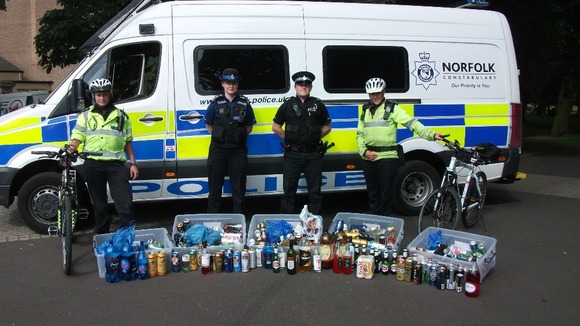 (L to R); PCSO Trina Buckland, PCSO Jemma McCrea, PC Rob Ellis and PCSO Rebecca Messenger outside the Walks