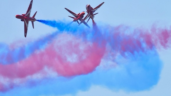 Red Arrows rehearse as temperatures soar