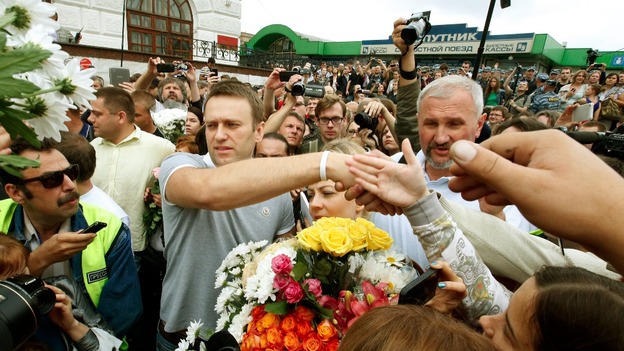 Alexei Navalny is greeted by hundreds of supporters as he arrives in Moscow