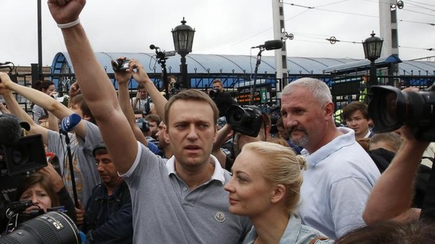Alexei Navalny with his wife Yulia are greeted by crowds in Moscow
