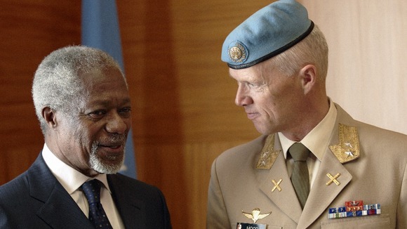 Joint Special Envoy for Syria Annan speaks with Major-General Mood of Norway during a meeting at the UN in Geneva.