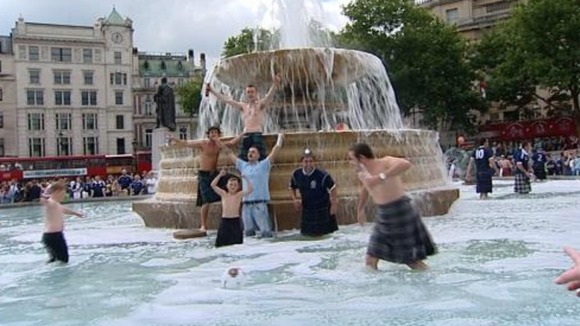 Scotland supporters cool off in Trafalgar Square