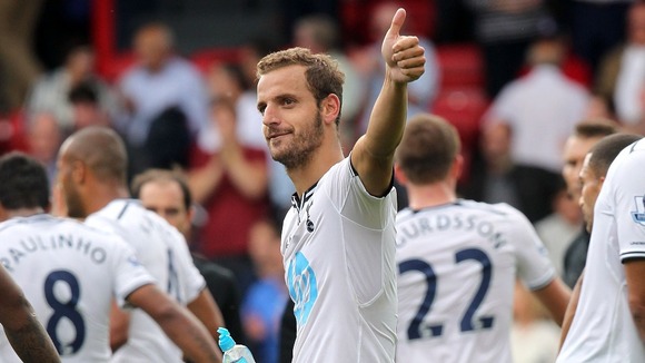 Tottenham Hotspur's Roberto Soldado acknowledges the fans after the game
