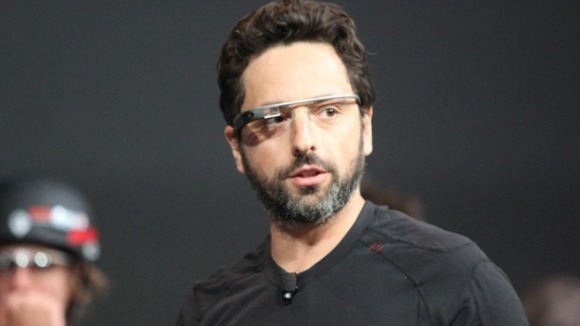 Fundador do Google Sergey Brin com Google Vidro