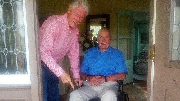 Former US President Bill Clinton (L) with his predecessor George Bush Snr