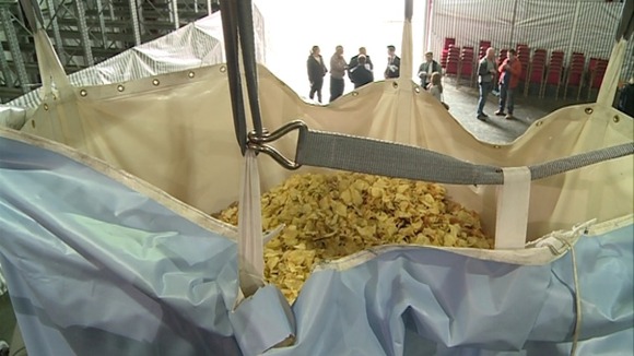 The bag of crisps is 760 cm x 380 cm holding a massive 1 tonne of crisps.