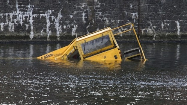 Duck Tours boat blaze in London - ITV News