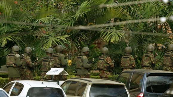Kenyan soldiers enter the main gate of the Westgate shopping centre
