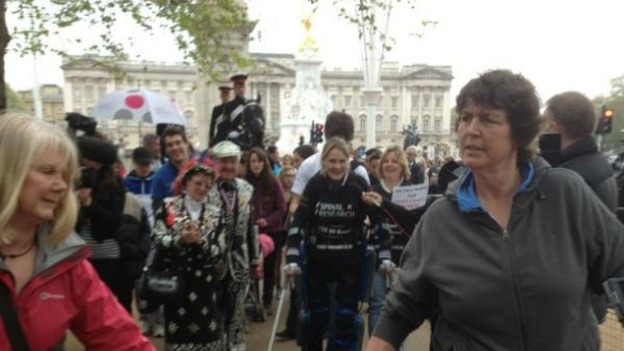 Claire reaches Buckingham Palace on the marathon route