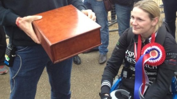 Bionic Marathon runner completes race: Olympic gold medallist Matthew Pinsent presents Claire Lomas with medals donated by other runners