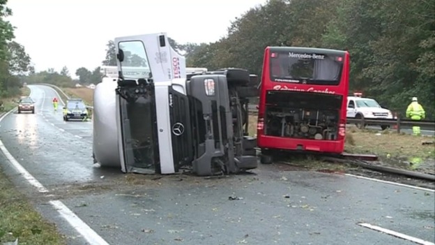 Coach and lorry block the northbound A1