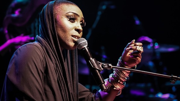 Laura Mvula has won the best female act gong at the 18th MOBO awards.
