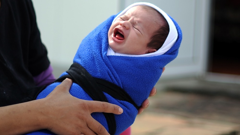 Baby swaddling trend 'could cause hip problems' ITV News