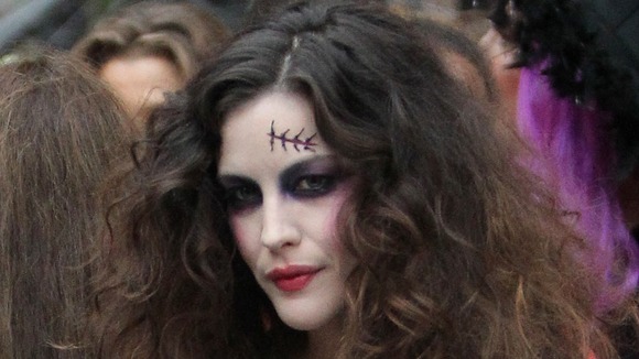 Actress Liv Tyler with frightful make-up in New York.