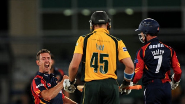 David Masters has agreed a new deal to stay at Essex.