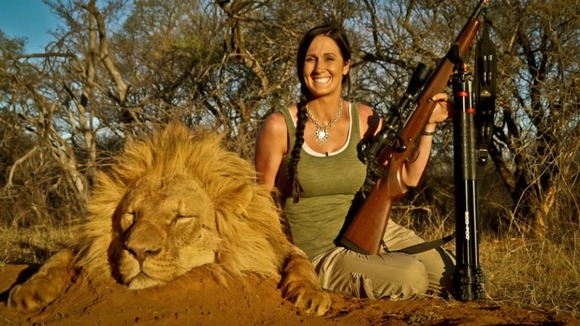 Melissa Bachman posing with an apparently dead lion