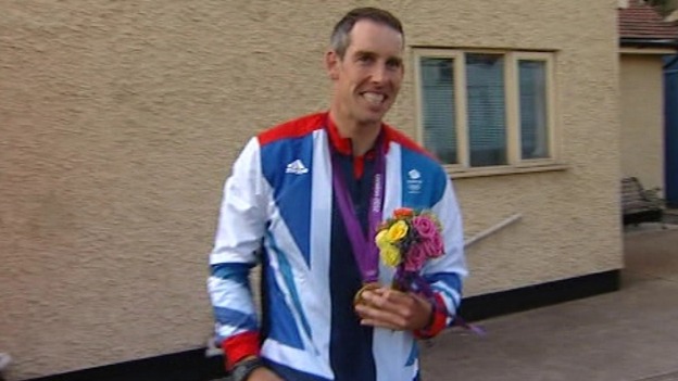 Canoeist Etienne Stott is to be presented with an Honorary Degree by the University of Bedfordshire tomorrow.