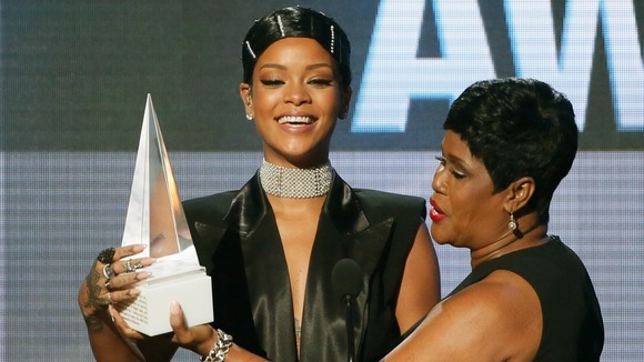 Rihanna accepts the Icon Award from her mother Monica Fenty.